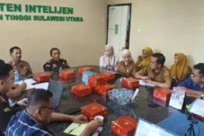 BOLTARA,- Pelaksana Tugas Bupati Bolaang Mongondow Utara (Boltara) Moh Aditya Pontoh SIP diwakili oleh Sekretaris Daerah dr. Jusnan C. Mokoginta, MARS menghadiri rapat kegiatan pengamanan pembangunan strategis. Rapat tersebut terkait Proyek Pembangunan Infrastruktur Peningkatan Kualitas Rumah Sakit melalui Program Hasil Terbaik Cepat di Rumah Sakit Umum Daerah (RSUD) Bolaang Mongondow Utara Batch III Tahun Anggaran 2026. Kegiatan dilaksanakan di Aula Sam Ratulangi, Kantor Kejaksaan Tinggi Sulawesi Utara, Manado. Senin (12/10). Rapat ini merupakan langkah strategis Pemerintah Boltara bersama aparat penegak hukum dalam hal ini Kejaksaan Tinggi Sulawesi Utara untuk memastikan pelaksanaan proyek vital RSUD Boltara berjalan sesuai regulasi, tepat mutu, tepat waktu, dan bebas dari potensi penyimpangan. Sekda Boltara dr. Jusnan C. Mokoginta, MARS menegaskan bahwa pengamanan pembangunan strategis ini sangat penting untuk mengawal program prioritas daerah di sektor kesehatan. "Atas arahan Plt. Bupati Boltara, kami memastikan pembangunan peningkatan kualitas RSUD Batch III ini mendapat pendampingan dan pengamanan dari Kejati Sulut. Ini komitmen kami untuk mewujudkan rumah sakit yang representatif dan pelayanan kesehatan terbaik bagi masyarakat Boltara," ujarnya. Dengan adanya pengamanan dari Kejaksaan Tinggi Sulut, diharapkan pembangunan infrastruktur RSUD Boltara Batch III Tahun Anggaran 2026 dapat berjalan lancar, akuntabel, dan memberikan hasil terbaik cepat yang dirasakan langsung manfaatnya oleh masyarakat. Turut mendampingi Sekda dalam rapat tersebut ; Kepala Dinas PTSP, Kepala Dinas Lingkungan Hidup, Direktur RSUD Bolaang Mongondow Utara.