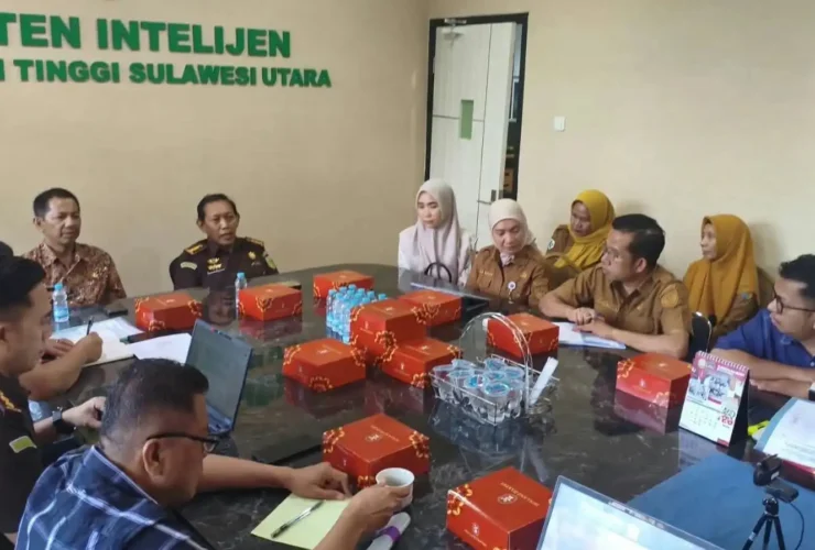 BOLTARA,- Pelaksana Tugas Bupati Bolaang Mongondow Utara (Boltara) Moh Aditya Pontoh SIP diwakili oleh Sekretaris Daerah dr. Jusnan C. Mokoginta, MARS menghadiri rapat kegiatan pengamanan pembangunan strategis. Rapat tersebut terkait Proyek Pembangunan Infrastruktur Peningkatan Kualitas Rumah Sakit melalui Program Hasil Terbaik Cepat di Rumah Sakit Umum Daerah (RSUD) Bolaang Mongondow Utara Batch III Tahun Anggaran 2026. Kegiatan dilaksanakan di Aula Sam Ratulangi, Kantor Kejaksaan Tinggi Sulawesi Utara, Manado. Senin (12/10). Rapat ini merupakan langkah strategis Pemerintah Boltara bersama aparat penegak hukum dalam hal ini Kejaksaan Tinggi Sulawesi Utara untuk memastikan pelaksanaan proyek vital RSUD Boltara berjalan sesuai regulasi, tepat mutu, tepat waktu, dan bebas dari potensi penyimpangan. Sekda Boltara dr. Jusnan C. Mokoginta, MARS menegaskan bahwa pengamanan pembangunan strategis ini sangat penting untuk mengawal program prioritas daerah di sektor kesehatan. "Atas arahan Plt. Bupati Boltara, kami memastikan pembangunan peningkatan kualitas RSUD Batch III ini mendapat pendampingan dan pengamanan dari Kejati Sulut. Ini komitmen kami untuk mewujudkan rumah sakit yang representatif dan pelayanan kesehatan terbaik bagi masyarakat Boltara," ujarnya. Dengan adanya pengamanan dari Kejaksaan Tinggi Sulut, diharapkan pembangunan infrastruktur RSUD Boltara Batch III Tahun Anggaran 2026 dapat berjalan lancar, akuntabel, dan memberikan hasil terbaik cepat yang dirasakan langsung manfaatnya oleh masyarakat. Turut mendampingi Sekda dalam rapat tersebut ; Kepala Dinas PTSP, Kepala Dinas Lingkungan Hidup, Direktur RSUD Bolaang Mongondow Utara.