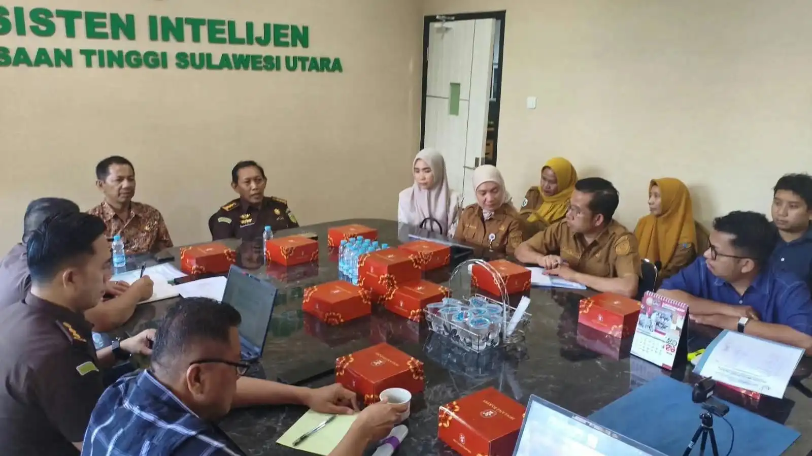 BOLTARA,- Pelaksana Tugas Bupati Bolaang Mongondow Utara (Boltara) Moh Aditya Pontoh SIP diwakili oleh Sekretaris Daerah dr. Jusnan C. Mokoginta, MARS menghadiri rapat kegiatan pengamanan pembangunan strategis. Rapat tersebut terkait Proyek Pembangunan Infrastruktur Peningkatan Kualitas Rumah Sakit melalui Program Hasil Terbaik Cepat di Rumah Sakit Umum Daerah (RSUD) Bolaang Mongondow Utara Batch III Tahun Anggaran 2026. Kegiatan dilaksanakan di Aula Sam Ratulangi, Kantor Kejaksaan Tinggi Sulawesi Utara, Manado. Senin (12/10). Rapat ini merupakan langkah strategis Pemerintah Boltara bersama aparat penegak hukum dalam hal ini Kejaksaan Tinggi Sulawesi Utara untuk memastikan pelaksanaan proyek vital RSUD Boltara berjalan sesuai regulasi, tepat mutu, tepat waktu, dan bebas dari potensi penyimpangan. Sekda Boltara dr. Jusnan C. Mokoginta, MARS menegaskan bahwa pengamanan pembangunan strategis ini sangat penting untuk mengawal program prioritas daerah di sektor kesehatan. "Atas arahan Plt. Bupati Boltara, kami memastikan pembangunan peningkatan kualitas RSUD Batch III ini mendapat pendampingan dan pengamanan dari Kejati Sulut. Ini komitmen kami untuk mewujudkan rumah sakit yang representatif dan pelayanan kesehatan terbaik bagi masyarakat Boltara," ujarnya. Dengan adanya pengamanan dari Kejaksaan Tinggi Sulut, diharapkan pembangunan infrastruktur RSUD Boltara Batch III Tahun Anggaran 2026 dapat berjalan lancar, akuntabel, dan memberikan hasil terbaik cepat yang dirasakan langsung manfaatnya oleh masyarakat. Turut mendampingi Sekda dalam rapat tersebut ; Kepala Dinas PTSP, Kepala Dinas Lingkungan Hidup, Direktur RSUD Bolaang Mongondow Utara.