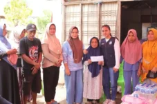 Plt Ketua TP-PKK Boltara Kunjungi Korban Kebakaran di Ollot II dan Talaga dan Serahkan Bantuan Langsung