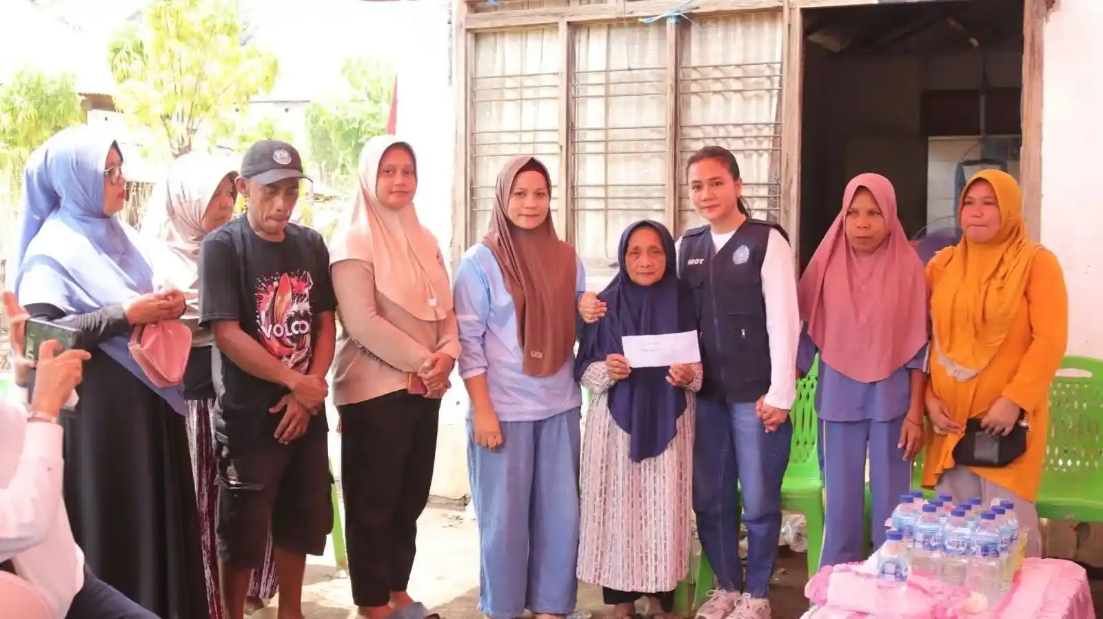 Plt Ketua TP-PKK Boltara Kunjungi Korban Kebakaran di Ollot II dan Talaga dan Serahkan Bantuan Langsung