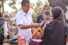 Wujud Kepedulian Pemerintah, Plt. Bupati Boltara Moh Aditya Pontoh Serahkan Bantuan Kepada Korban Kebakaran di Desa Talaga Bintauna