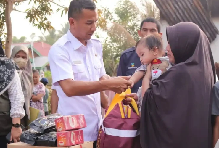 Wujud Kepedulian Pemerintah, Plt. Bupati Boltara Moh Aditya Pontoh Serahkan Bantuan Kepada Korban Kebakaran di Desa Talaga Bintauna
