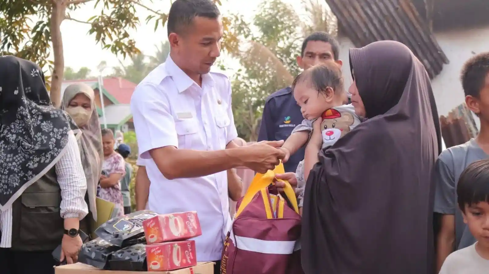 Wujud Kepedulian Pemerintah, Plt. Bupati Boltara Moh Aditya Pontoh Serahkan Bantuan Kepada Korban Kebakaran di Desa Talaga Bintauna